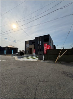 【前面道路含む現地写真】 | 前面道路広々で、交通量も少なく小さいお子様がいても安心♪