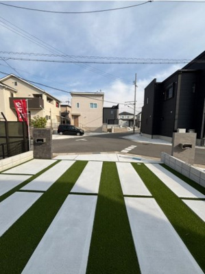 【前面道路含む現地写真】 | 【新築戸建】東山６丁目　３号地 | 車を駐車しても、駐輪や物置もおける広々としたお庭(^^♪