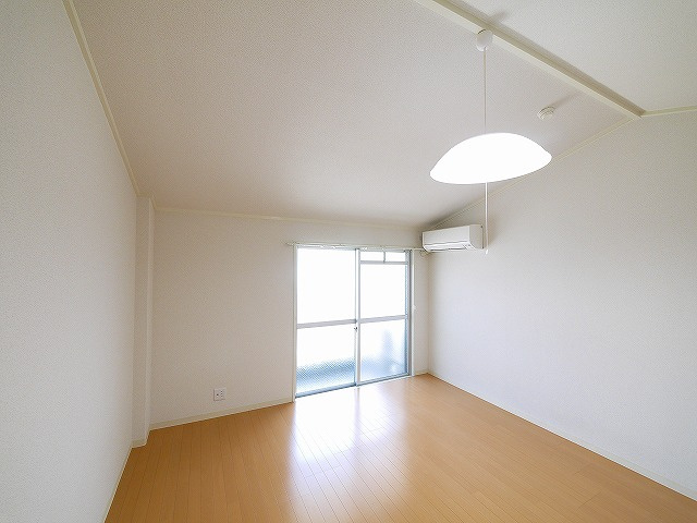 コーポ三和新大宮Ⅰ号館の洋室|明るい洋室です