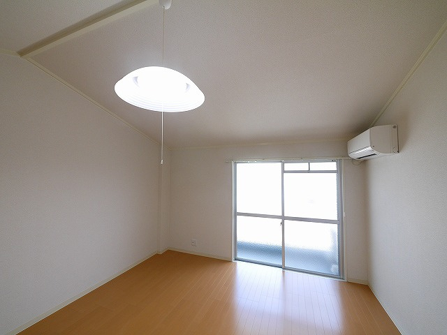 コーポ三和新大宮Ⅰ号館の洋室|落ち着いた色調の洋室です