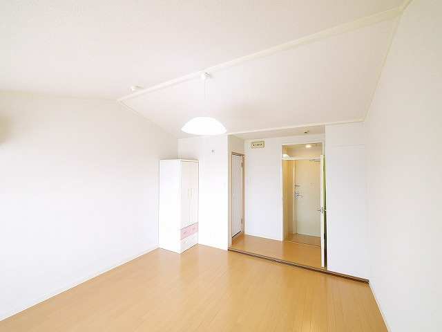 コーポ三和新大宮Ⅰ号館の洋室|明るい洋室です