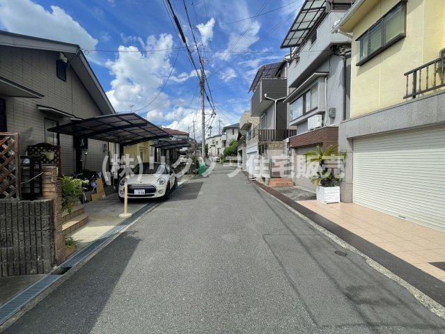 成田西町　中古一戸建ての前面道路含む現地写真|■物件内覧・資金計画相談・住宅ローン相談、リフォーム相談、お問合せ受付中■
※当日・翌日のご内覧、ご相談はお電話でのお問合せがスムーズです！