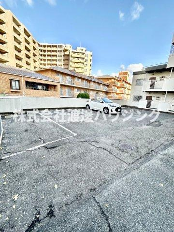 メゾン千里中央の駐車場