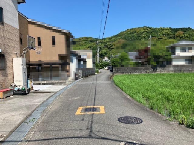 高知市介良甲　中古戸建ての前面道路含む現地写真
