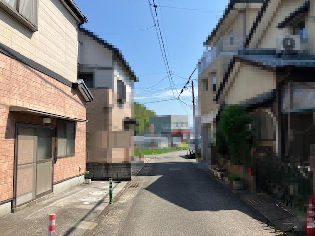 高知市介良甲　中古戸建ての前面道路含む現地写真