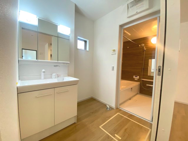 【価格改定】向日市鶏冠井町沢ノ西の独立洗面台|洗面化粧台の横に洗濯機置き場あり！
使いやすいレイアウトで、毎日の家事動線もスムーズ。