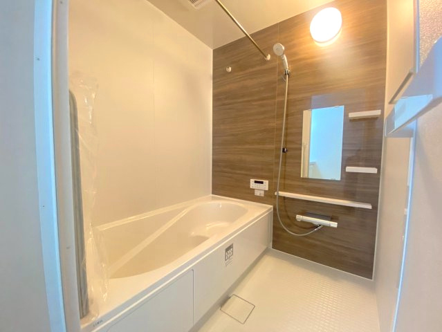 【価格改定】向日市鶏冠井町沢ノ西の浴室|約1坪サイズの浴室
毎日の疲れを癒す、快適なバスタイムをお楽しみいただけます。