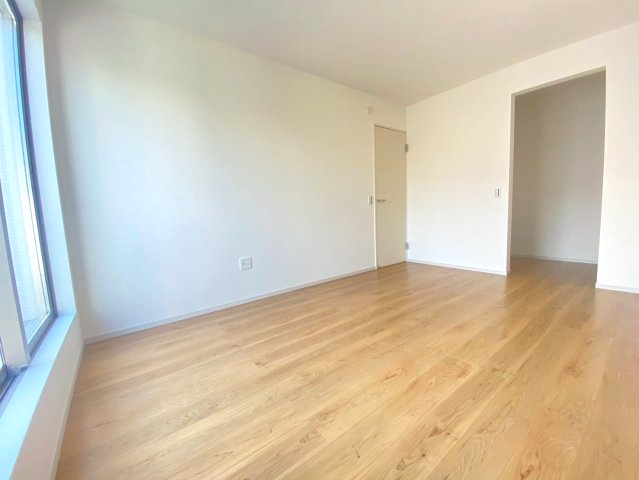 【価格改定】向日市鶏冠井町沢ノ西の洋室|2階 洋室（約6.75帖）
寝室や趣味部屋にぴったりのゆとりある空間。