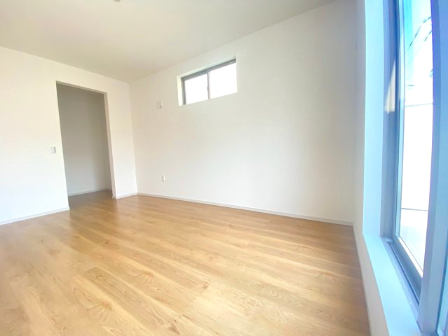 【価格改定】向日市鶏冠井町沢ノ西の洋室|ウォークインクローゼット付きで、季節物や衣類もすっきり収納できます！