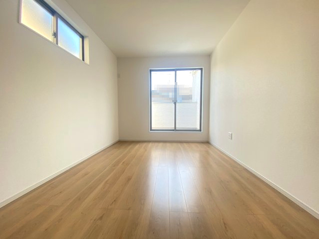 【価格改定】向日市鶏冠井町沢ノ西の洋室|南向きバルコニーでたっぷり日差しを感じられます♪