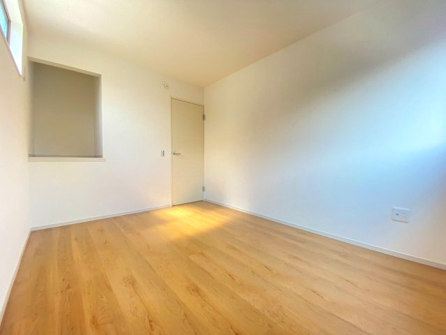 【価格改定】向日市鶏冠井町沢ノ西の洋室|使いやすい約6帖の洋室に、高床タイプのクローゼット（CL）を完備。