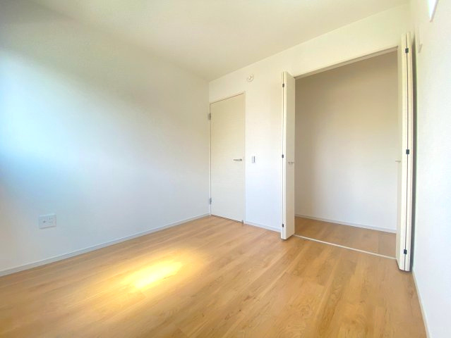 【価格改定】向日市鶏冠井町沢ノ西の洋室|お子様部屋や書斎にぴったりの洋室です！
クローゼット付きです！