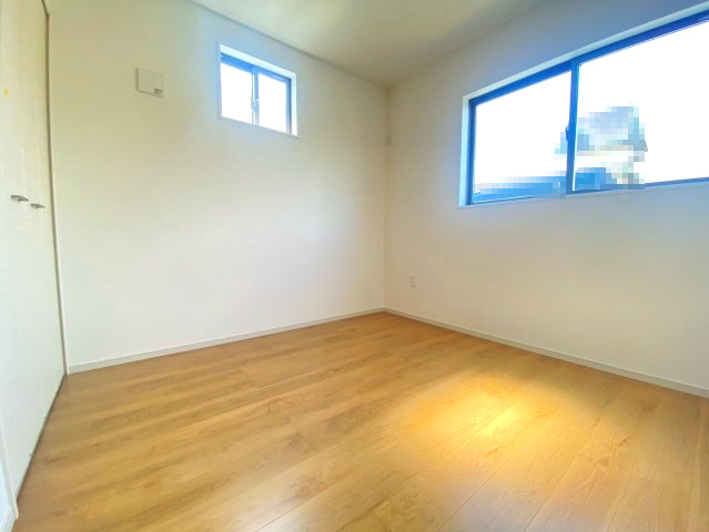 【価格改定】向日市鶏冠井町沢ノ西の洋室|二面採光で明るく、風通しの良い快適な空間♪