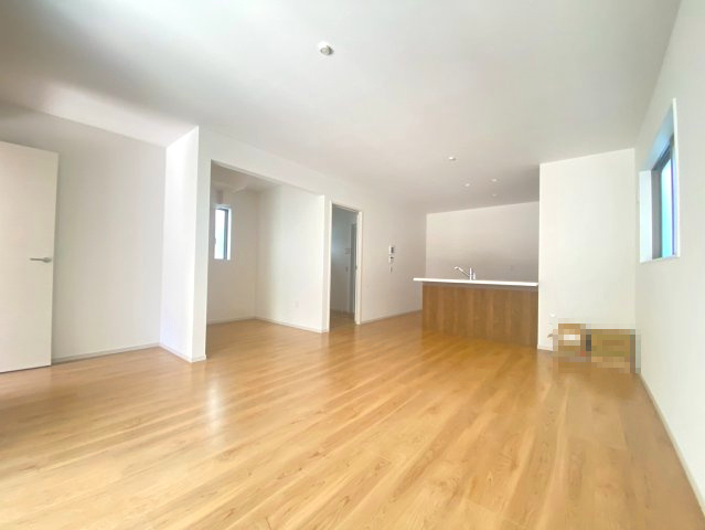 【価格改定】向日市鶏冠井町沢ノ西の居間・リビング|約19帖の広々LDK
ダイニング・ソファもゆったり配置OKです！