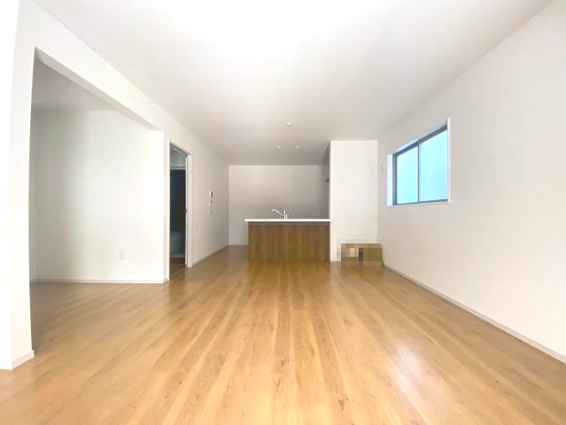 【価格改定】向日市鶏冠井町沢ノ西の居間・リビング|対面キッチン採用！
お料理中もリビングの様子が見えて、小さなお子さまのいるご家庭にも安心です。