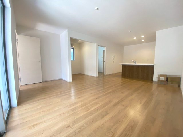 【価格改定】向日市鶏冠井町沢ノ西の居間・リビング|自然素材の色合いで統一された、心地よい空間。
家族の時間をやさしく包み込む、癒しのリビングです！