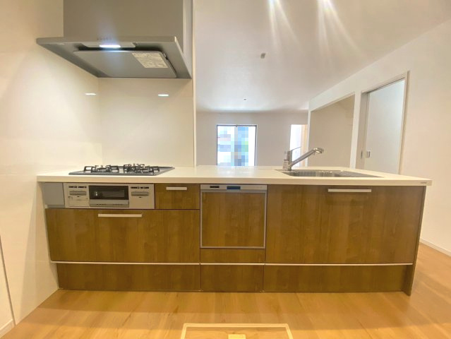 【価格改定】向日市鶏冠井町沢ノ西のキッチン|家事の時短を叶える食洗機付き！
お手入れしやすいシステムキッチンで、日々のお料理も快適です♪