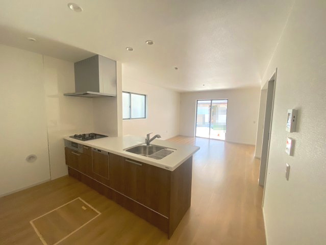 【価格改定】向日市鶏冠井町沢ノ西のキッチン|人気の対面キッチンで家族とつながる空間です(^^♪