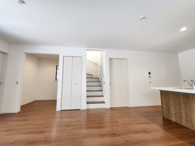 【価格改定】向日市鶏冠井町沢ノ西の居間・リビング|リビング階段
お子さまの外出や帰宅も分かりやすく、安心の子育て動線です。