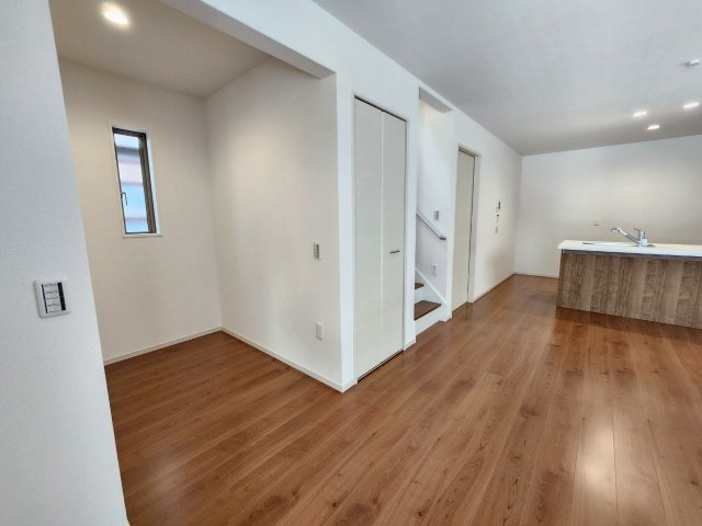 【価格改定】向日市鶏冠井町沢ノ西の居間・リビング|リビング内に、書斎や趣味部屋、ワークスペースなど、居室がございます。