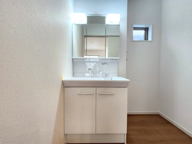 【価格改定】向日市鶏冠井町沢ノ西の独立洗面台|収納力と機能性を備えた洗面化粧台
大きな鏡とたっぷり収納で、毎日の準備もスムーズ。