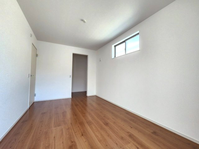 【価格改定】向日市鶏冠井町沢ノ西の洋室|2階 洋室（約6.75帖）＋ウォークインクローゼット付き
寝室や趣味部屋にぴったりのゆとりある空間です！