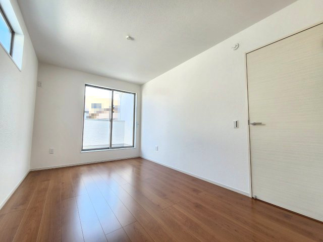 【価格改定】向日市鶏冠井町沢ノ西の洋室|洋室から南向きバルコニーに出られます！