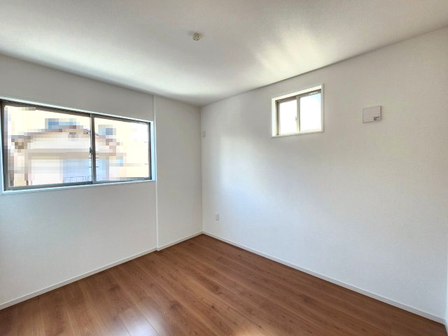 【価格改定】向日市鶏冠井町沢ノ西の洋室|二面採光で明るい洋室です！