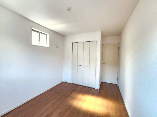 【価格改定】向日市鶏冠井町沢ノ西の洋室|ベッドやデスクを無理なく配置できる約5.75帖の洋室！
子ども部屋・書斎・趣味部屋としても使いやすい広さです。