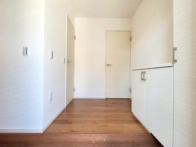 【価格改定】向日市鶏冠井町沢ノ西の玄関|玄関収納は、ご家族分の靴もしっかり収納できるゆとりのサイズです！