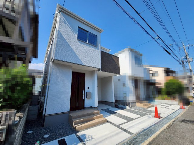 【価格改定】向日市鶏冠井町沢ノ西の前面道路含む現地写真|ホワイト系×木目調の組み合わせがオシャレな外観。