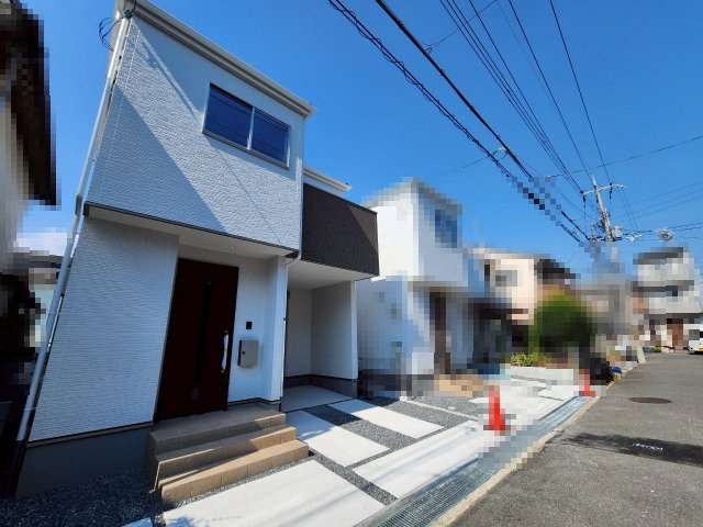 【価格改定】向日市鶏冠井町沢ノ西の前面道路含む現地写真|南向きで日当たり良好です♪
駅近＆駐車1台OK！車と公共交通、どちらも使える便利な立地