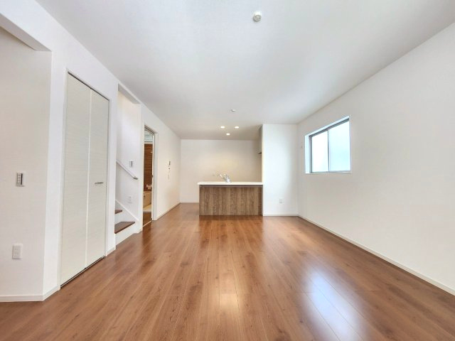 【価格改定】向日市鶏冠井町沢ノ西の居間・リビング|約18.5帖の広々LDKは、人気の対面キッチン採用！
