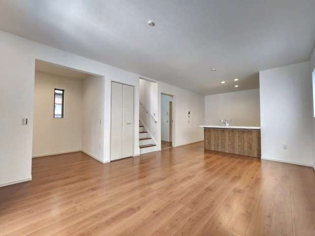 【価格改定】向日市鶏冠井町沢ノ西の居間・リビング|お料理中もリビングの様子が見えて、小さなお子さまのいるご家庭にも安心です。