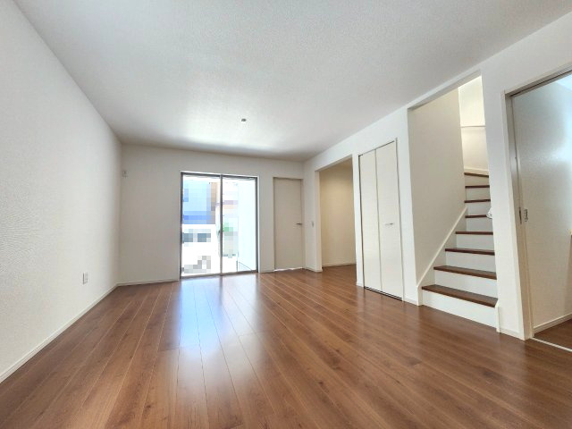 【価格改定】向日市鶏冠井町沢ノ西の居間・リビング|ゆとりある空間で、ダイニング・リビングの配置もしやすく、家族の時間をより快適に過ごせます！