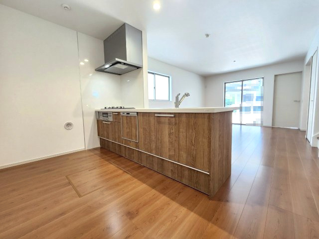 【価格改定】向日市鶏冠井町沢ノ西のキッチン|お手入れしやすいシステムキッチンで、日々のお料理も快適です。