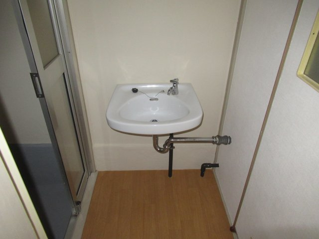 兵庫県公社　東垂水南（４）２号棟の洗面所|忙しい朝には欠かせない洗面所です