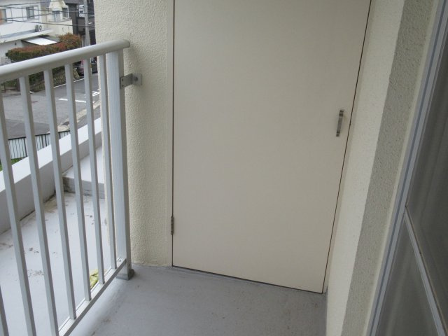 兵庫県公社　東垂水南（3）５号棟のバルコニー|ベランダに収納もあります