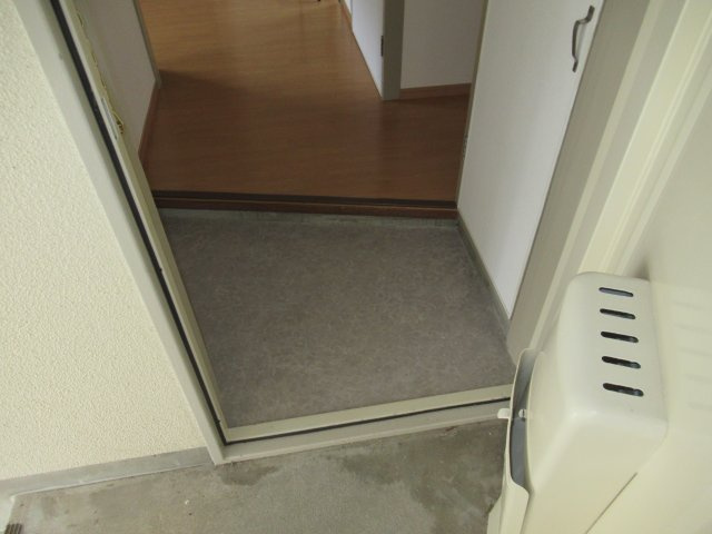 兵庫県公社　東垂水南（3）５号棟の玄関|うまく工夫をしてげた箱などを置きましょう