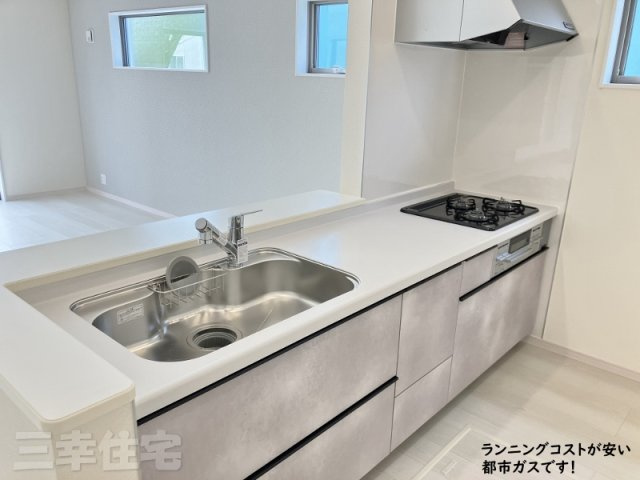 碧南市相生町のキッチン|キッチンから暖かな陽が差しこむリビングに向かってご家族の笑顔を見ながらお料理できる対面キッチンです♪