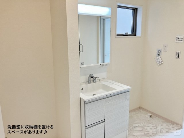 碧南市相生町の洗面所|洗面化粧台は人造大理石ボウルを採用。十分な可動式収納棚も付いた見た目も美しく機能性に優れた使いやすい仕様です。曇り止めヒーターを内蔵しており、湯気による鏡面のくもりを抑えます