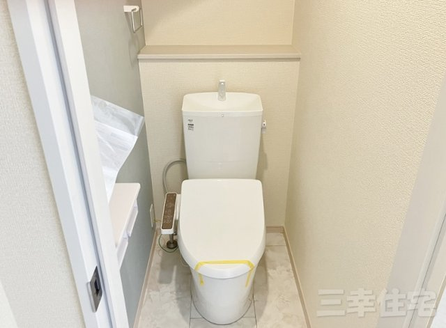碧南市相生町のトイレ|トイレは、一階・二階共に洗浄便座を標準装備しています。水量は従来品より約60%カットされていますが、少ない水でもパワフルな洗浄力を実現しています。環境にやさしく、経済的です♪