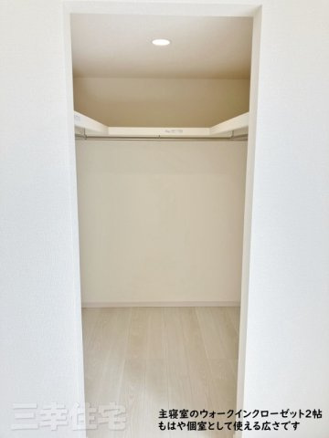 碧南市相生町の収納|主寝室のウォークインクローゼットには扉がありません。荷物の出し入れにわずらわしさが軽減されます