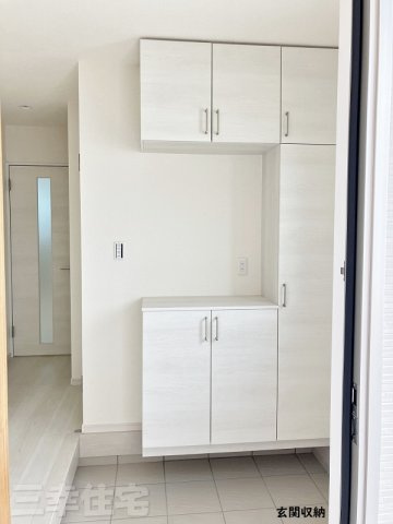 碧南市相生町の収納|靴がたっぷり入るトール形の収納ですっきりした玄関を実現しました。靴を多く所持していたり、来客されることが多いお客様でも、安心してご使用いただけます♪
