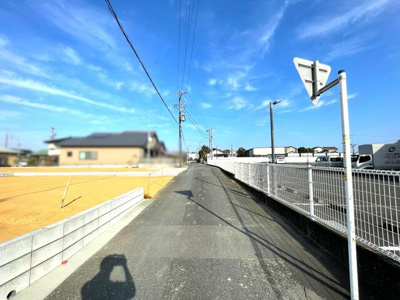 【前面道路含む現地写真】 | 全３区画分譲地 | 南面前面道路状況