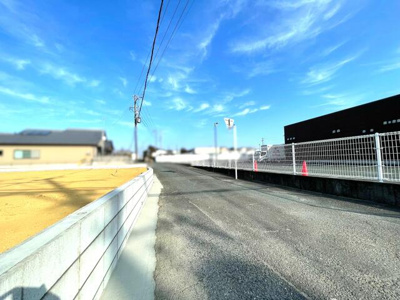 【前面道路含む現地写真】 | 全３区画分譲地 | 南面前面道路状況