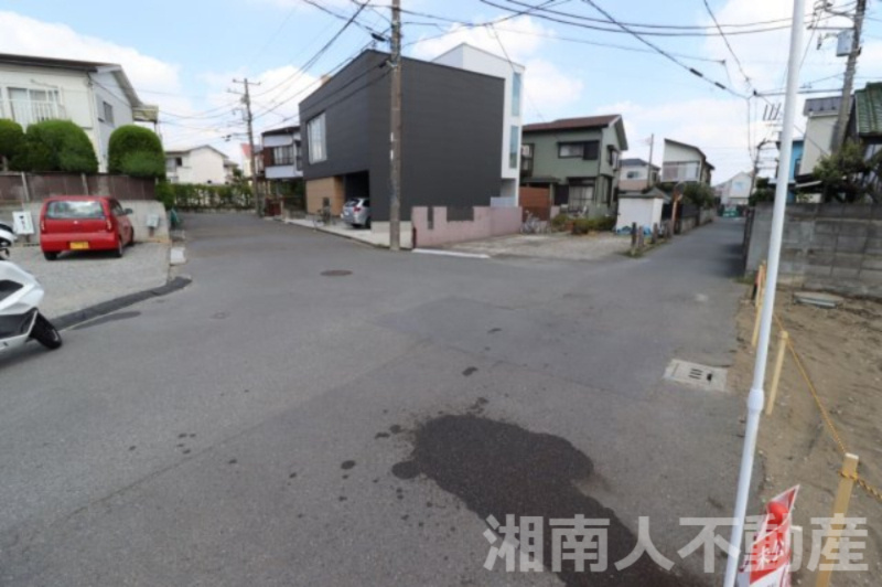辻堂駅　茅ヶ崎駅　好アクセス‼　茅ヶ崎市出口町売地　の前面道路含む現地写真|3方向角地で全面道路広く、駐車もしやすい立地です！