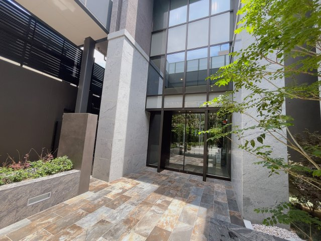 レーベン南大高　THE　ONEのエントランス