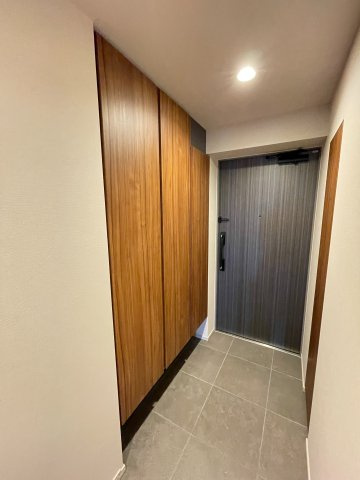 レーベン南大高　THE　ONEの玄関