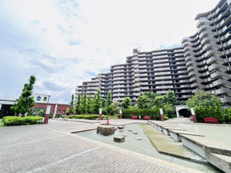 【外観】 | 5階からの眺めと、街並みに溶け込む落ち着いた外観。帰るたび、ふっと安心する我が家の姿。